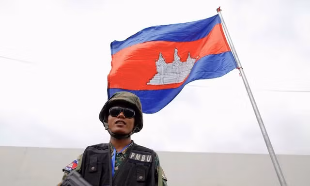 Một lính Campuchia đứng gác ở Phnom Penh. (Ảnh: Reuters)