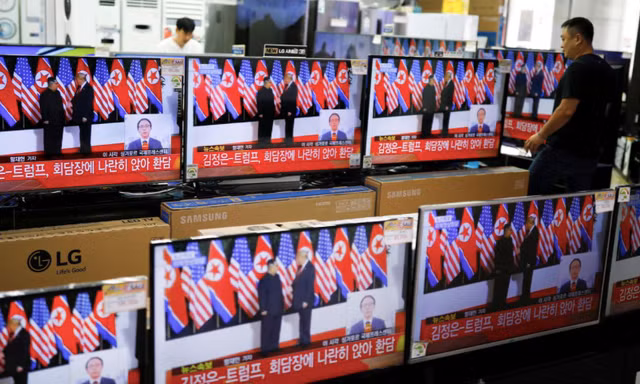 Một cửa hàng TV ở Hàn Quốc mở chương trình nói về cuộc gặp thượng đỉnh Mỹ - Triều năm 2018. (Ảnh: Reuters)
