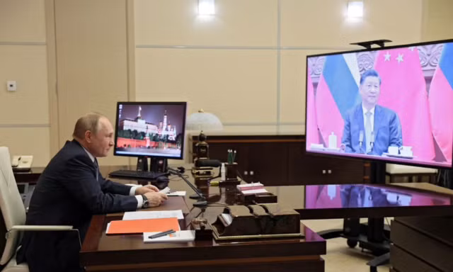 Tổng thống Nga Vladimir Putin trong cuộc gặp trực tuyến Chủ tịch Trung Quốc Tập Cận Bình. (Ảnh: Sputnik)