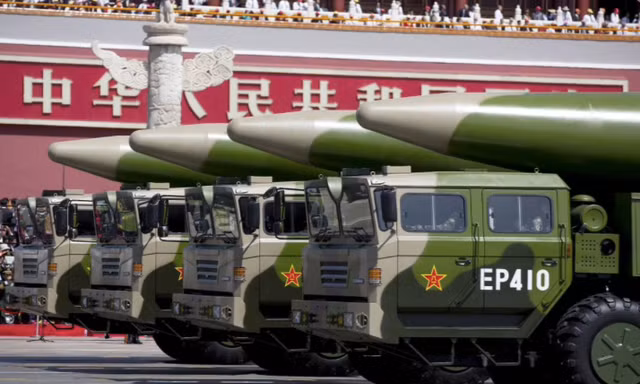 Các xe chở tên lửa DF-26 trên quảng trường Thiên An Môn nhân lễ kỷ niệm 70 năm chấm dứt Thế chiến 2 vào tháng 9/2015. (Ảnh: Reuters)