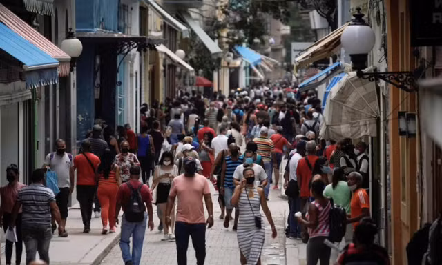 Trên một con phố ở Havana. (Ảnh: Reuters)