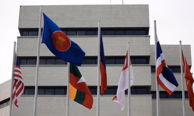 Quốc kỳ các nước thành viên ASEAN trước trụ sở Ban thư ký ASEAN ở Jakarta, Indonesia (Ảnh: Reuters)