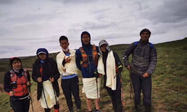 Zhu Keming (ngoài cùng bên phải) và các vận động viên được anh cứu trong cuộc đua marathon cuối tuần qua. (Ảnh: Beijing News)