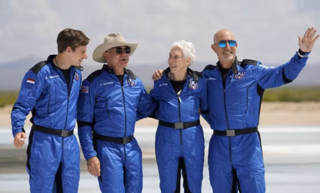 (Từ trái sang) Oliver Daemen, Jeff Bezos, Wally Funk và em trai Mark Bezos chụp ảnh trước tên lửa New Shepard của Blue Origin ngày 20/7. (Ảnh: AP) 