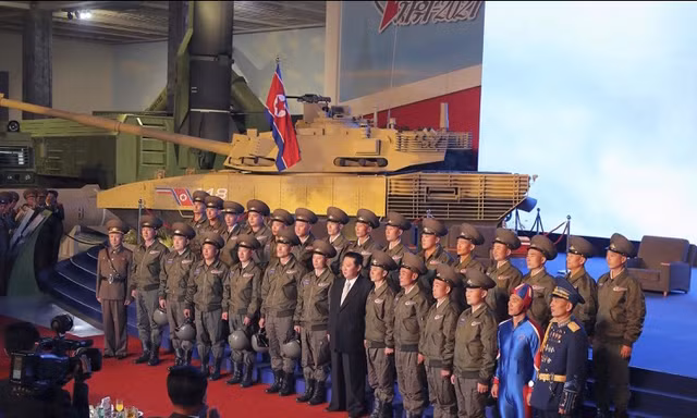 Bức ảnh có người lính mặc trang phục màu xanh khiến cộng đồng mạng xôn xao. (Ảnh: KCNA)