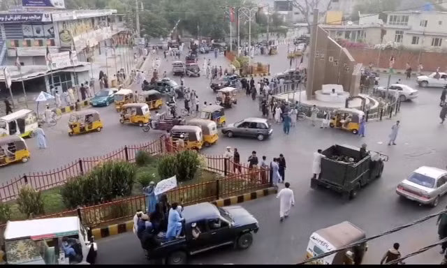 Một xe tải của Taliban giương cờ trắng mang khẩu hiệu Hồi giáo của họ khi tiến vào Jalalabad ngày 15/8. (Ảnh: Reuters)