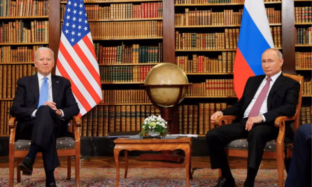 Tổng thống Mỹ Joe Biden (trái) và Tổng thống Nga Vladimir Putin trong cuộc thượng đỉnh trực tiếp hồi tháng 6 tại Geneva. (Ảnh: Reuters)