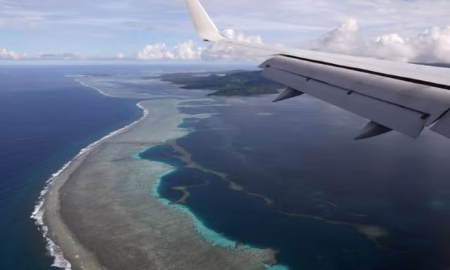Chiếc máy bay chở cựu Ngoại trưởng Mỹ Mike Pompeo chuẩn bị hạ cánh xuống sân bay ở Micronesia hồi tháng 8/2019. (Ảnh: Reuters)