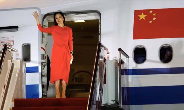 Bà Mạnh Vãn Châu khi đáp xuống sân bay Bảo An Thâm Quyến ngày 26/9. (Ảnh: CNN)