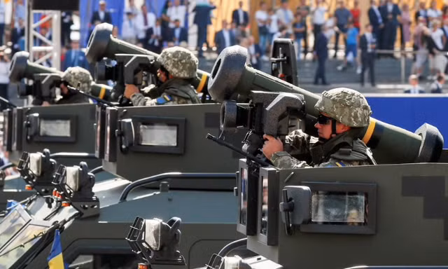 Binh lính Ukraine cùng tên lửa chống tăng Javelin tham gia lễ duyệt binh mừng ngày độc lập vào tháng 8/2018. (Ảnh: Reuters)
