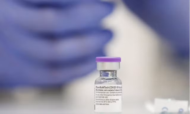 Một liều vắc-xin Pfizer. (Ảnh: Reuters)