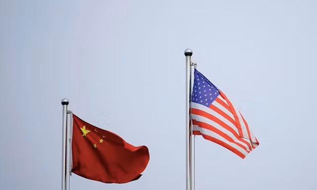 Quốc kỳ của Mỹ và Trung Quốc. (Ảnh: Reuters)