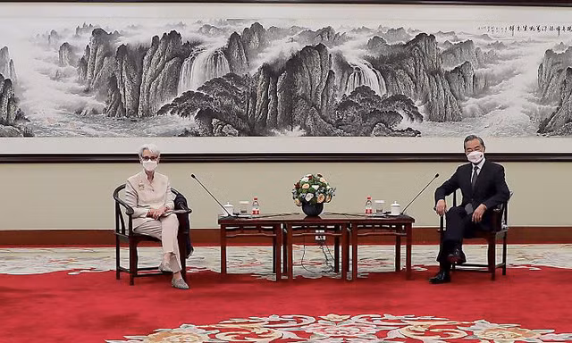 Thứ trưởng Ngoại giao Mỹ Wendy Sherman (trái) trong cuộc gặp Ngoại trưởng Trung Quốc Vương Nghị tại Thiên Tân ngày 26/7. (Ảnh: CNN)