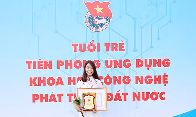Đoàn Thị Thu Hà nhận Bằng khen Nữ sinh Tiêu biểu Toàn quốc trong Khoa học Công nghệ năm 2018 tại Bảo tàng Hồ Chí Minh.