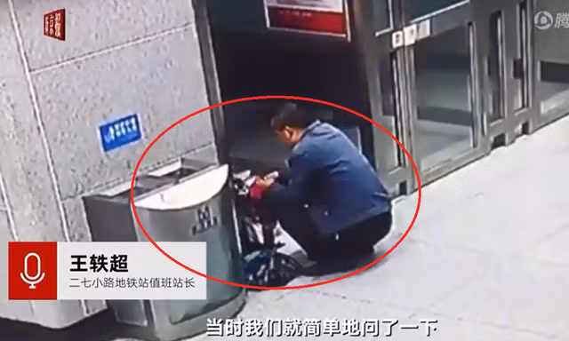 Xúc động, bố kiên nhẫn chờ con làm bài tập suốt mấy giờ ở nhà ga