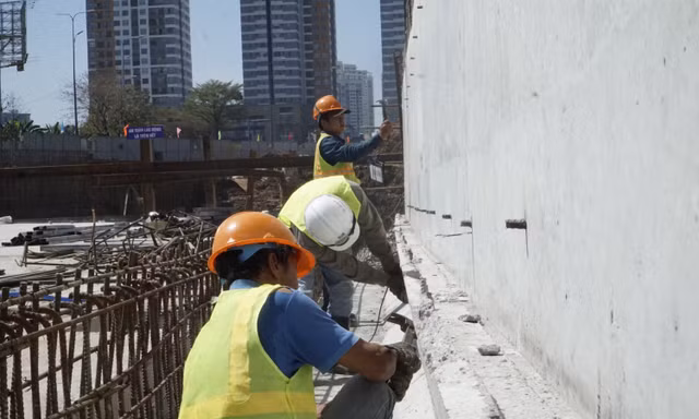 Công nhân đội nắng, thi công xuyên Tết ở dự án nút giao thông hơn 3.400 tỷ đồng 