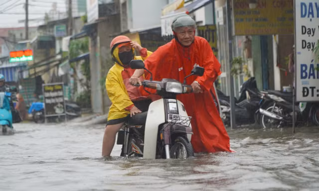 Mưa dai dẳng ở TPHCM khiến đường ngập sâu, xe chết máy hàng loạt