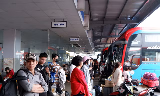 28 tháng Chạp, bến xe Miền Tây đông kín người về quê đón Tết 