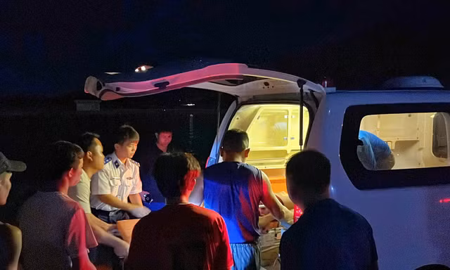 Cảnh sát biển ứng cứu ngư dân bị ngạt khí dưới hầm cá
