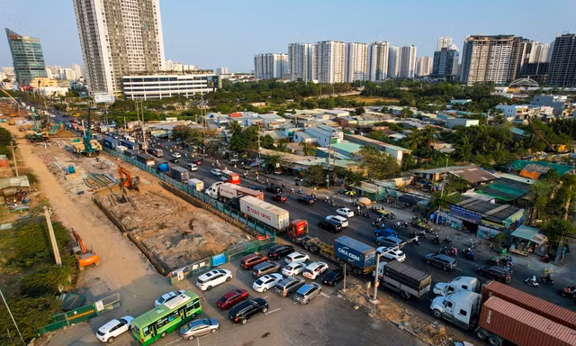 TPHCM đổi lộ trình xe buýt trong khi làm hầm chui Nguyễn Văn Linh