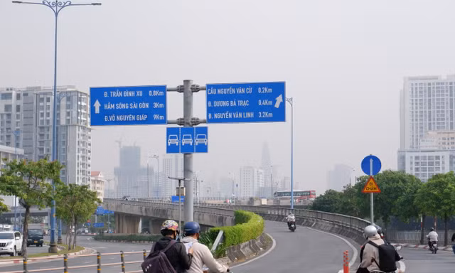 Hình ảnh sương mù sáng nay ở TPHCM, nồng độ bụi mịn vượt mức cho phép hàng chục lần