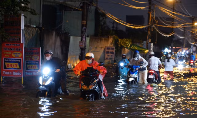 TPHCM: Mưa lớn như trút nước, đường phố, hầm chui ngập úng, xe 'chết máy' la liệt 