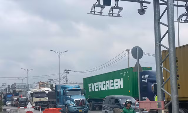 TPHCM: Ùn ứ cục bộ trong buổi sáng ngày đầu thu phí BOT Phú Hữu