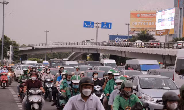 Đề xuất cấm xe tải lưu thông theo giờ qua cửa ngõ sân bay Tân Sơn Nhất