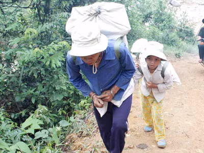 Hàng trăm thôn nữ làm cửu vạn bãi vàng