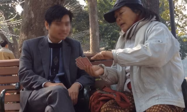 Bói dạo hoành hành ở hồ Hoàn Kiếm (Hà Nội).