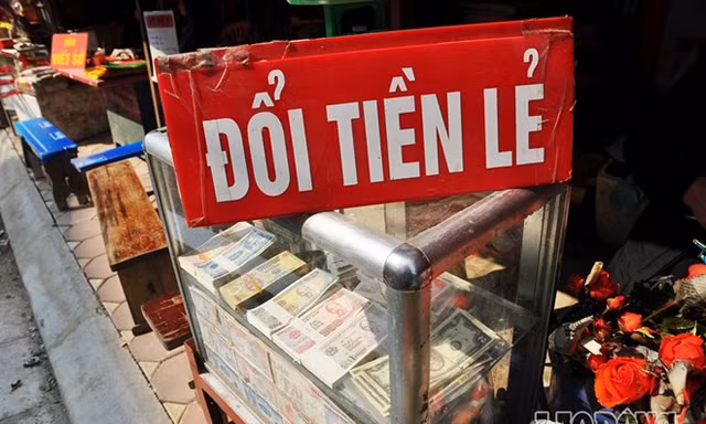 Đổi tiền lẻ dịp Tết: Càng cấm, phí càng cao