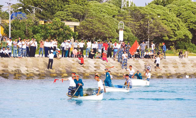 Thi chèo thuyền thúng trong âu tàu Sinh Tồn.