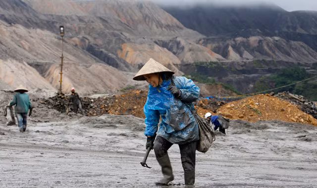 Các chuyên gia cho rằng, Việt Nam cần nhanh chóng gia nhập EITI. (Trong ảnh: Nhiều người dân đang khai thác than tại bãi than Mông Dương-Quảng Ninh năm 2015) Ảnh: Như Ý