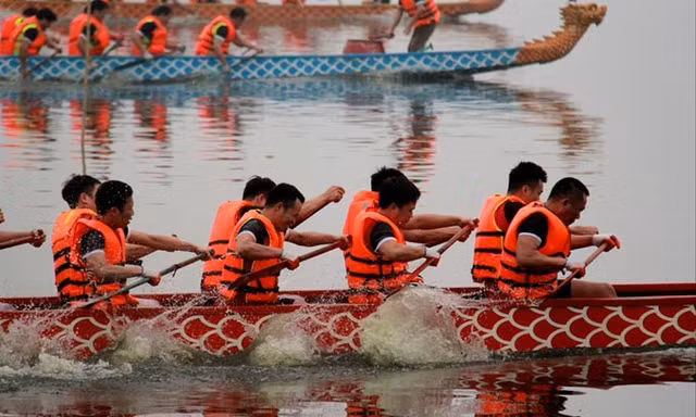 Bơi chải thuyền rồng trên Hồ Tây.
