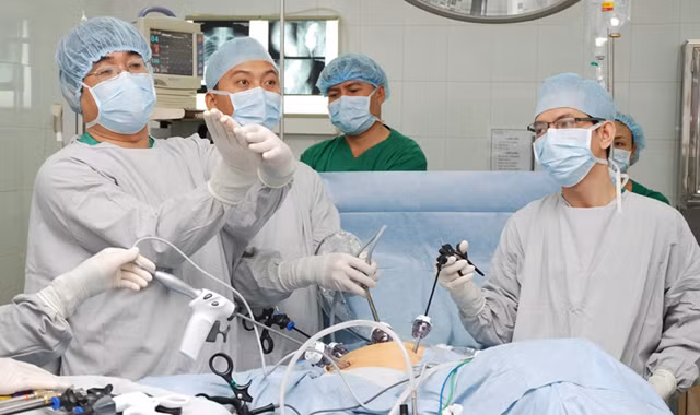 Tính mạng bệnh nhân nằm trong tay nghề và y đức của nhân viên y tế. Ảnh: Quốc Ngọc
