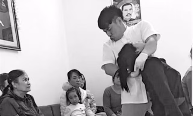 Buổi chữa bệnh thoát vị đĩa đệm của “thầy” Anh Trường.