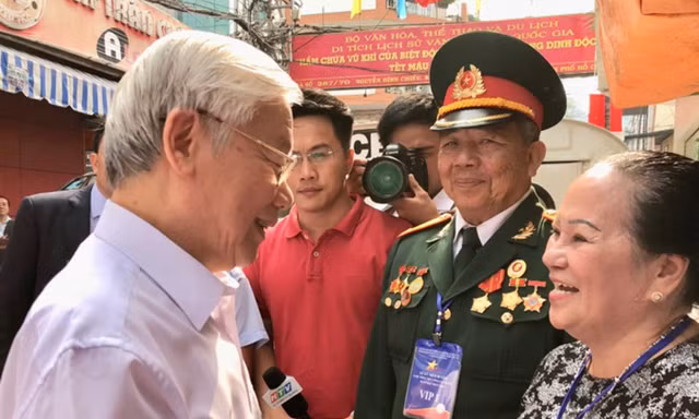 Tổng Bí thư Nguyễn Phú Trọng thăm hỏi các cựu binh Đội 5 và gia đình ông Năm Lai. Ảnh: Đ.D
