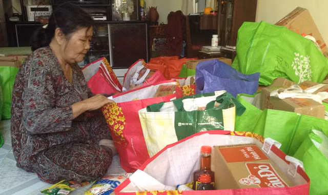 Má Cúc đang chuẩn bị các phần quà Tết để tặng những người có hoàn cảnh khó khăn