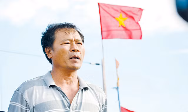 Ông Bảnh, anh hùng của làng chài giờ đang lâm cảnh khốn đốn. Ông Bảnh, anh hùng của làng chài giờ đang lâm cảnh khốn đốn. Ảnh: Hà Anh
