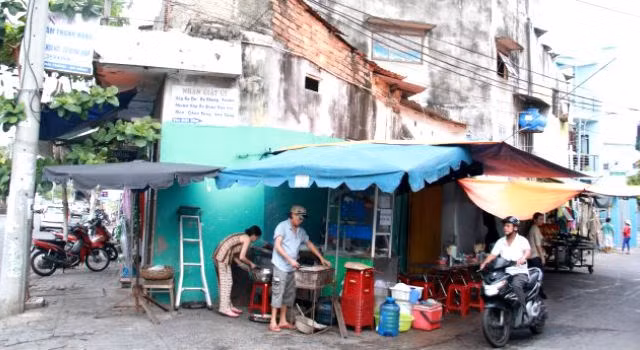 Khu tập thể trên đường Hải Phòng (Đà Nẵng) đang bị xuống cấp nặng. Ảnh: Tuổi trẻ.