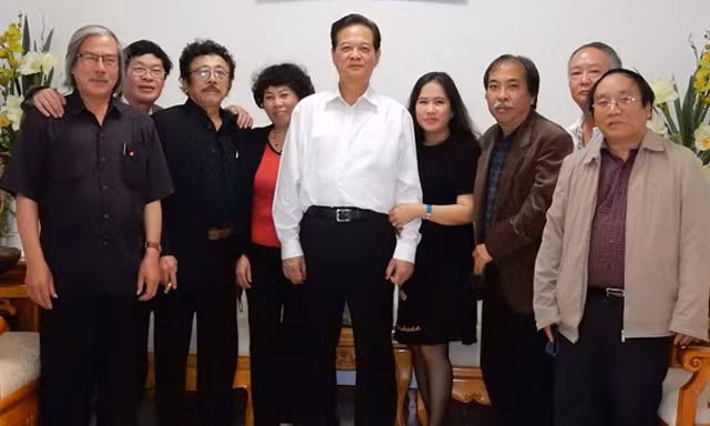 Thủ tướng và các văn nghệ sĩ.