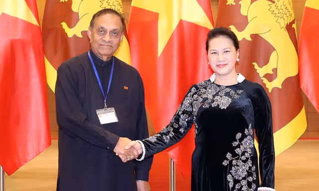 Chủ tịch Quốc hội Nguyễn Thị Kim Ngân và Chủ tịch Quốc hội Sri Lanka Karu Jayasuriya ngày 24/4 tại Hà Nội. Ảnh: TTXVN.