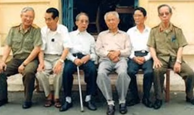 Ông Ba Quốc (Đặng Trần Đức), Lê Hữu Thúy, Trần Hiệu, Mười Hương, Phạm Xuân Ẩn, Vũ Chính (từ phải sang).