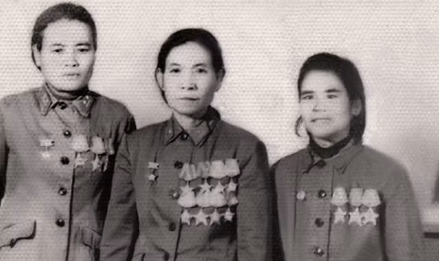 Bà Đinh Thị Vân (giữa) trong đợt phong tặng danh hiệu AHLLVT năm 1970.