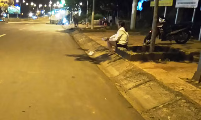 Gái bán dâm bên đường 23/3, thị xã Gia Nghĩa (Đắk Nông).