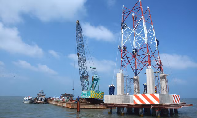 Liên danh nhà thầu gồm Công ty CP Cơ khí Kiên Giang và Công ty Cienco1 đang triển khai đóng móng cọc trụ điện của đường dây 110 kV vượt biển.