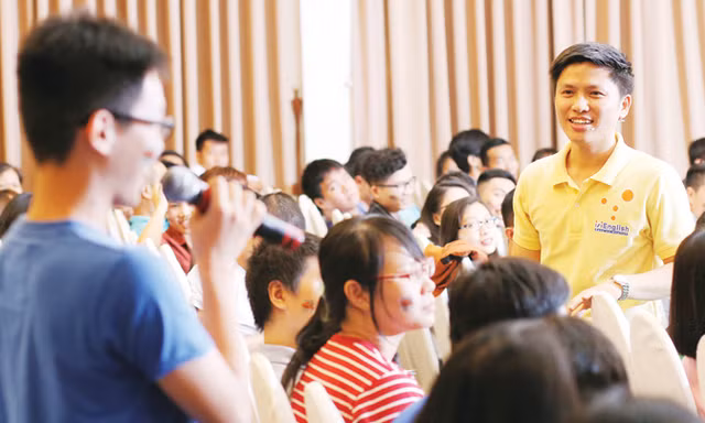 Trần Gia Thông (áo trắng) lắng nghe những thắc mắc về cách sử dụng tiếng Anh của các bạn trẻ tại một buổi sinh hoạt.