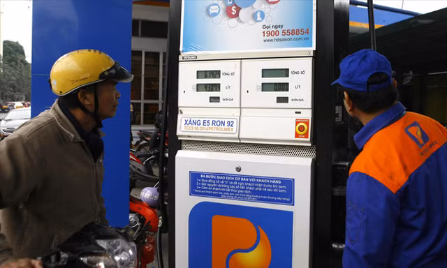 Nhiều người tiêu dùng vẫn băn khoăn với chất lượng xăng E5. Ảnh: Như Ý.