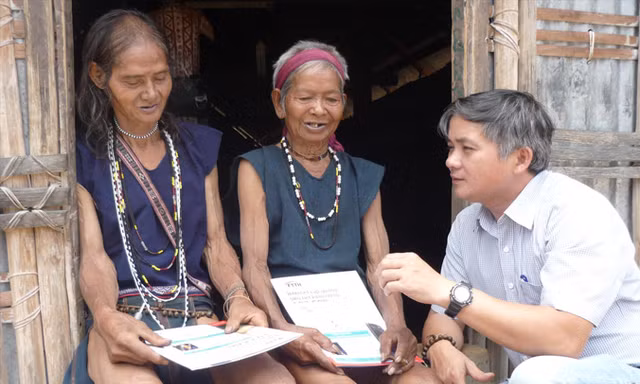 Anh Nguyễn Quang Tuệ trong một lần trao tiền hỗ trợ cho nghệ nhân hát kể sử thi Ba Na.