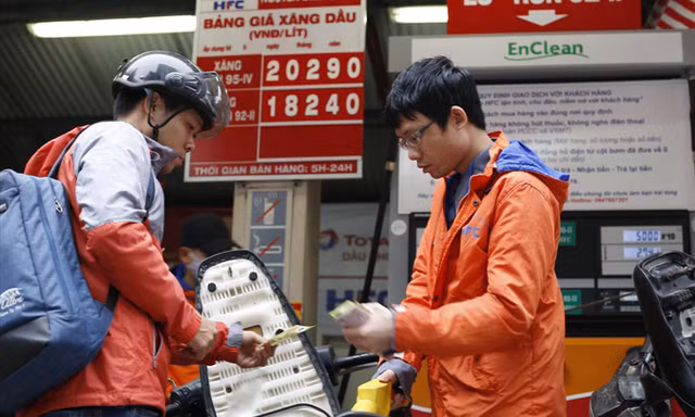 Người dân chỉ có lựa chọn xăng E5, hoặc xăng A95 giá cao. Ảnh: Như Ý.